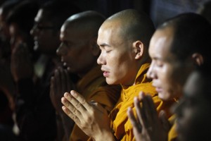 Des moines bouddhistes prient pour les victimes du tsunami. Le dialogue interreligieux représente une alternative pacificatrice au sécularisme et au fondamentalisme, a écrit un porte-parole du Vatican dans un message adressé à tous les bouddhistes du monde (photo CNS/Danish Siddiqui, Reuters).