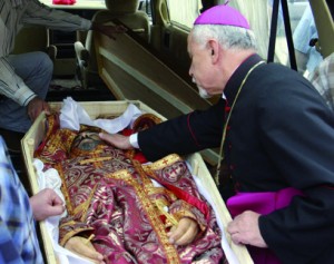 PRELATE TOUCHES FACE OF SLAIN ORTHODOX PRIEST IN IRAQ