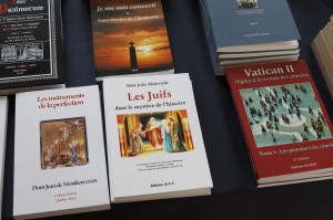 Des éditions françaises de livres ani-sémites sont en vente dans la boutique du séminaire de la Fraternité St-Pie X en Suisse (photo CNS/Paul Haring).