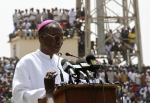 En mars 2012, lors d'un grand rassemblement pour la paix au Mali, l'archevêque Jean Zerbo exhortait les musulmans et les membres de d'autres confessions à des négociations pacifiques, alors qu'un groupe de rebelles combattaient dans le nord du pays (photo CNS/Luc Gnago, Reuters).