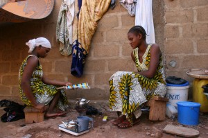 Ces deux jeunes de 15 ans ont fui leur village pour se rendre à Bamako, Mali, après le coup d'État de mars 2012.  Plus de 200 000 Maliens ont émigré vers le sud du pays depuis mars 2012, alors qu'un nombre similaire a fui vers le Niger, le Burkina Faso et l'algérie (photo CNS/Helen Blakesley, CRS) .