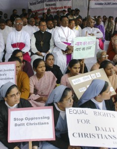 Des chrétiens de la caste des dalits (intouchables), incluant des évêques, manifestent contre la discrimination contre leur caste (photo CNS/Anto Akkara).