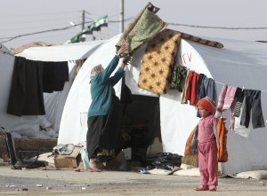 Des Syriens qui ont fui les combat, survivent comme ils le peuvent, dans un camp de réfugiés près de la frontière turque (photo CNS/Muzaffar Salman, Reuters)