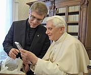 Le secrétaire général du COE, le pasteur Olav Fykse Tveit, en conversation avec le pape Benoît XVI lors d’une audience privée au Vatican en 2010 (photo L'Osservatore Romano).