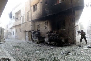 Combat de rue à Harsta, près de Damas en Syrie (photo CNS/Sana via Reuters),