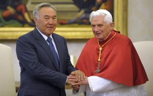En 2009, le pape Benoît XVI recevait au Vatican le président du Kazakhsta, Nursultan Nazarbayev (photo CNS/Reuters).