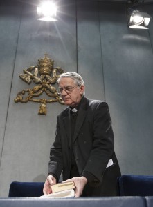Le Jésuite Federico Lombardi, porte-parole du Vatican, réagissait en conférence de presse à la suite de la renonciation de Benoît XVI à ses fonctions comme Évêque de Rome et Chef de l'Église catholique romaine (photo CNS/Paul Haring).
