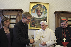 Le révérend Olav Fykse Tveit, secrétaire général du Conseil oecuménique des Églises et son épouse en audience privée avec Benoît XVI (photo CNS/L'Osservatore Romano via Catholic Press Photo) (Dec. 6, 2010)