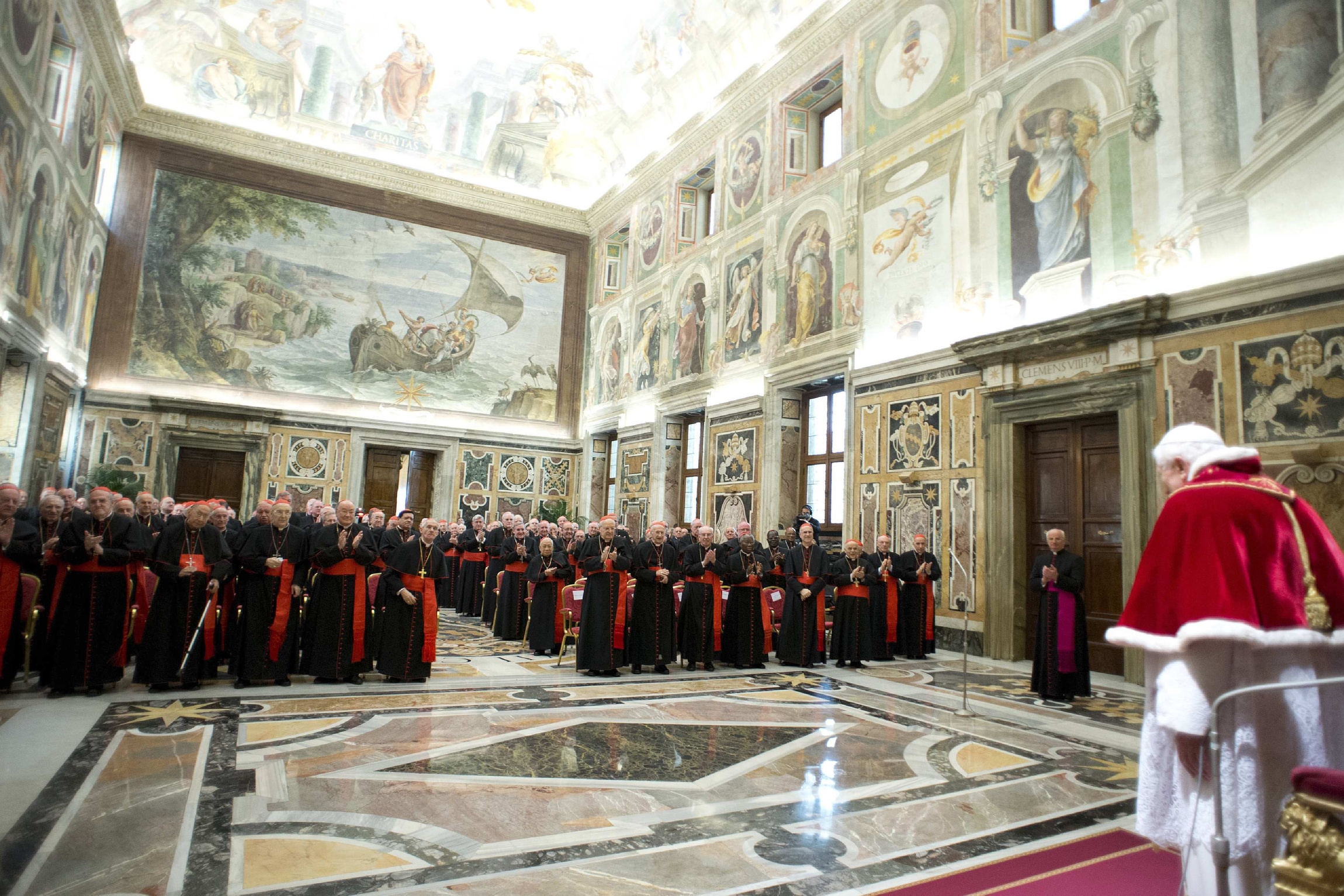 Le pape Benoît salue une dernière fois le collège des cardinaux