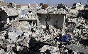 Un quartier de Damas complètement détruit par des bombardements de l'armée syrienne qui a fait plus de 100 morts en deux jours (photo CNS/Goran Tomasevic, Reuters).