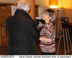 Marie-Claude Lalonde discutant avec un participant (photo AED/ACN).
