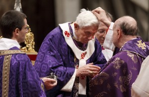 Le pape marqué de cendres par le cardinal Angelo Sadano (photo CNS/Paul Haring).