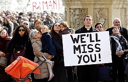 Lors de la prière de l'angélus de dimanche dernier, la foule arborrait des banderoles et des pancartes exprimant l'affection pour Benoît XVI (Photo CNS/Alessandro Bianchi, Reuters).