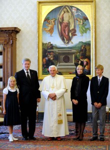 Le pape Benoît XVI recevait en audience, en 2009, le premier ministre Harper, son épouse, sa fille Rachel et son fils Ben (photo CNS/Tiziana Fabi/Reuters)