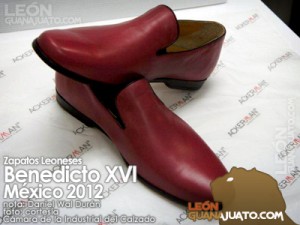 Le pape ne portera plus les souliers rouges protocolaires du pape. À la place, il a décidé de porter désormais les “loafers” marron que lui ont fabriqués des artisans mexicains