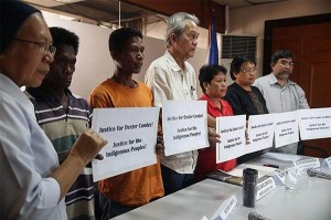 Joel Rocamora, secrétaire de la Commission nationale contre la pauvreté, des membres du peuple Ati et une religieuse déléguée de la Conférence épiscopale demandent justice pour Dexter Condez et les peuples indigènes (photo DR).