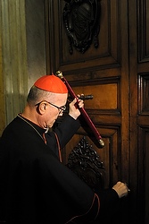 Le Cardinal Tersico Bertone, carmélingue devenu responsable des biens temporels du Saint-Siège lors de la vacance du Siège apostolique, scelle la porte des appartements privés du pape au Palais apostolique du Vatican (photo CNS/L'Osservatore Romano via Reuters).