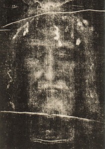 La Sainte Face, telle que révèle le négatif photographique de la relique du Suaire de Turin.