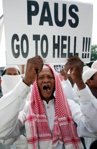Un musulman indonésien proteste contre le pape qu'il voue à l'enfer lors de l'une des manifestations antichrétiennes de l'islam radicale d'Indonésie (photo CNS/Dadang Tri, Reuters).
