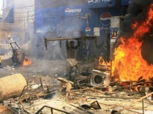 Le 9 mars 2013, quelque 3000 islamistes ont attaqué un quartier chrétien de Lahore, brûlant 150 résidences, 2 églises, une école, 8 boutiques. une chapelle, 500 Bibles, etc.