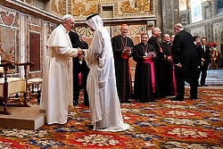 Le pape accueille un diplomate durant l'audience avec le corps diplomatique du Vatican (photo CNS/Tony Gentile, Reuters).