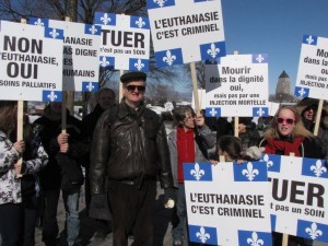 Le Dr Marc Bergeron (au centre) croit que la manifestation contre l’euthanasie, organisée samedi devant le parlement de Québec, n’est que le début d’une mobilisation encore plus grande (photo Véronique Demers).