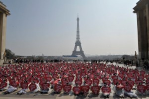 À Paris, une manifestation de 700 clowns tristes arborant des coeurs, signes de vie et d'amour, avec l'inscription: «soigner n'est pas tuer» et «solidaires de plus fragiles»