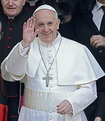 Le cardinal Jorge Mario Bergoglio après son élection a adopté le nom de François (photo CNS/Alessandro Bianchi, Reuters).