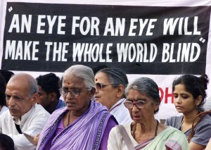 Des activistes indiens manifestent durant une rencontre inter-religieuse pour protester contre la violence sectaires qui sévissent dans diverses parties du pays. La banderole proclame: «Un oeil pour un oeil rend aveugle le monde entier» (photo CNS, Reuters).   
