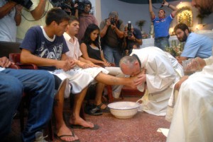 En 2008, le cardinal Jorge Mario Bergoglio, actuellement pape François, lavait et embrassait les pieds de jeunes patients de l'asile Hogar de Cristo pour usagers de drogues lors de la célébration de la la messe du Jeudi Saint (photo Reuters/Enrique Garcia Medina).