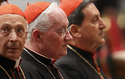 Lors de la soirée de prière des cardinaux en vue du conclave, le cardinal Marc Ouellet était flanqué à gauche par le cardinal italien Angelo Bagnasco de Gènes et le cardinal colombien Ruben Salazar Gomez de Bogota (photo CNS/Paul Haring).