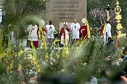 Le pape François assis au début de la célébration de la messe du dimanche des Rameaux à l'obélisque, Place St-Pierre (photo (CNS/Alessia Giuliani, Catholic Press Photo).