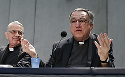 Le basilien canadien, Thomas Rosica, initiateur de du réseau de télévision Sel et Lumière, a été appelé au Vatican pour assister le père Federico Lombardi lors des conférences de presse quotidiennes pendant le conclave (photo CNS/Paul Haring).