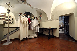 Des habits de diverses tailles, soutanes, souliers, surplis, sont déjà suspendues dans la chapelle Sixtine, prêts pour habiller le prochain pape (photo CNS/L'Osservatore Romano via Reuters).