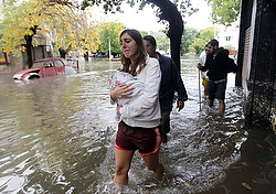 Des gens circulent dans les rues innondées de Buenos Aires à la suite de pluie diluviennes. Le pape François qui s'est dit proche «du peuple argentain bien-aimé» a assuré de ses prières les victimes et leur familles de l'inondation (photo CNS/Enrique Marcarian, Reuters).