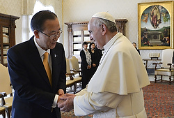 Le secrétaire général des Nations-Unies, le sud-coréen Ban Ki-moon, en audience avec le pape (photo CNS/Vincenzo Pinto, Reuters).