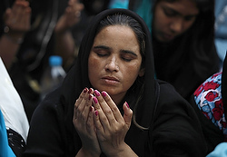 Une chrétienne pakistanaise en prière durant la célébration du Vendredi-Saint à l'église St-Antoine de Lahore, Pakistan (photo CNS/Mohsin Raza, Reuters).