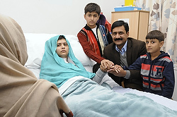 Malala Yousufzai en compagnie de son père Ziauddin et de ses frères Khushal Khan et Atal Khan, se remet de ses blessures après avoir été tirée dans la tête par des Talibans en raison de sa promotion de l'éducation des filles (photo CNS/Queen Elizabeth Hospital via Reuters).