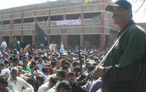 Rassemblement chrétien sous protection armée à Khushjpur (Pendjab), plus grand village catholique du Pakistan (photo Ucanews).