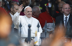Le pape François salue la foule à la sortie de la messe célébrée à la basilique St-Paul-Hors-les-Murs de Rome, érigée sur la tombe du saint martyr, L'Apôtre des Nations (photo CNS/Paul Haring).