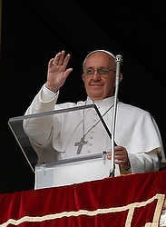 Le pape François, à la loggia de la basilique Saint-Pierre, lors de la bénédiction Urbi et Orbi, dimanche de Pâques (photo CNS/Paul Haring).