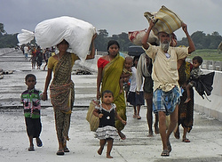 L'an dernier en Inde, des milliers de personnes ont dû abandonner leurs résidences pour se réfugier dans des camps en raison conflits ethniques. Actuellement ce sont les chrétiens du Cashmire qui sont menacés par les groupes islamiques radicaux (photo CNS via Reuters).