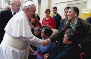 Le pape François salue des pèlerins chinois lors d'une audience en avril Place St-Pierre (photo DR).