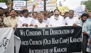 Ce 13 juillet 2013, des chrétiens manifestent  à la suite de l'attentat contre l'église de St-François à Karachi. L'archevêque de Karachi, Joseph Coutts ainsi que des prêtres, dont le père Saleh Diego, conduisaient la marche de protestation.  