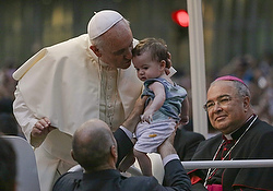 Dès son arrivée au Brésil pour les JMJ, le pape François a tenu à se rapprocher de la foule même au prix d'accroître les dangers à sa sécurité (photo CNS/Ana Carolina Fernandes, Reuters).