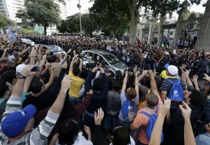 Partout dans ses déplacements le pape François a été salué sur son passage par des foules en liesses (CNS photo/Ricardo Moraes, Reuters).