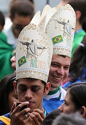 Des jeunes portent des mitres en souvenir de leur JMJ (CNS photo/Paulo Whitaker, Reuters).