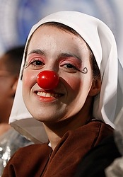 Une religieuse tout sourire, portait un nez de clown lors de la visite du pape François à l'hôpital St-François d'Assise pour toxicomanes et alcooliques (photo CNS/Paul Haring).