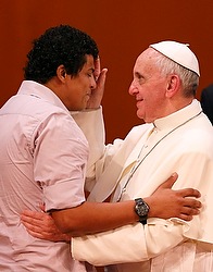 le pape bénit un homme qui a témoigné de sa libération de la drogue (photo CNS/Paul Haring).