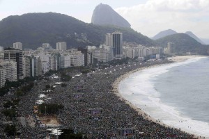 Une foule estimée à 3 millions 700 000 personnes ont assisté à la messe de clôture de la JMJ brésilienne (photo CNS/Stefano Rellandini, Reuters)